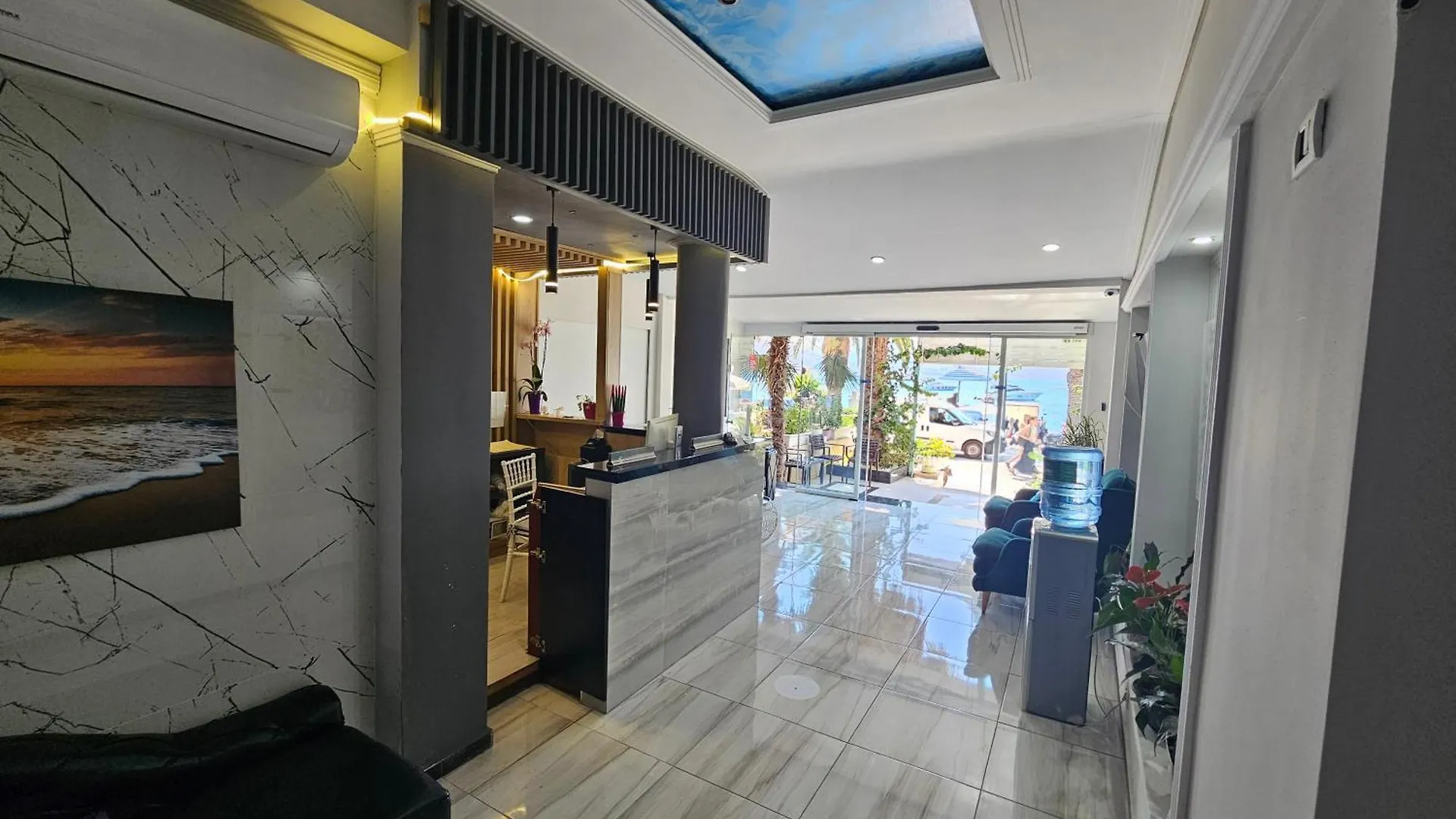 Hotel Pini Sarandë 3*,