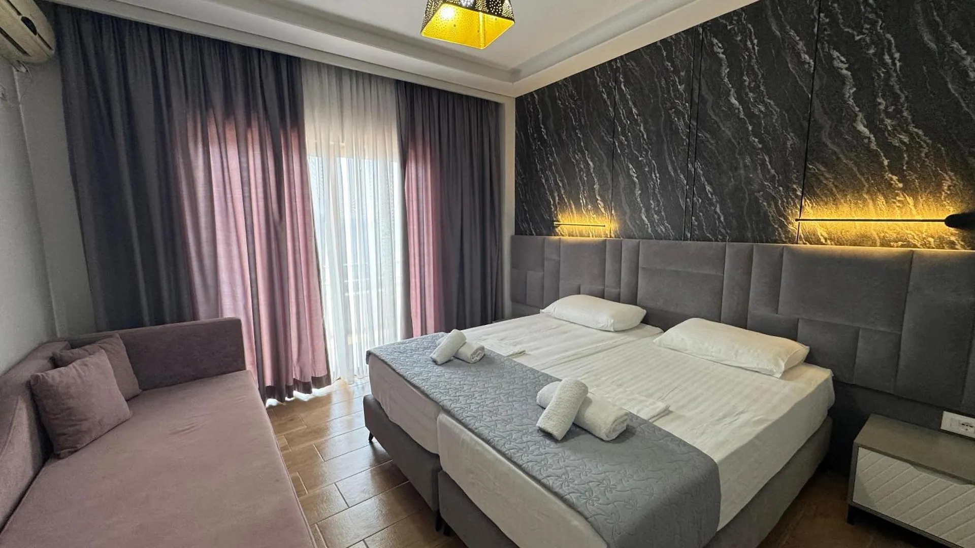Hotel Pini Saranda 3*,