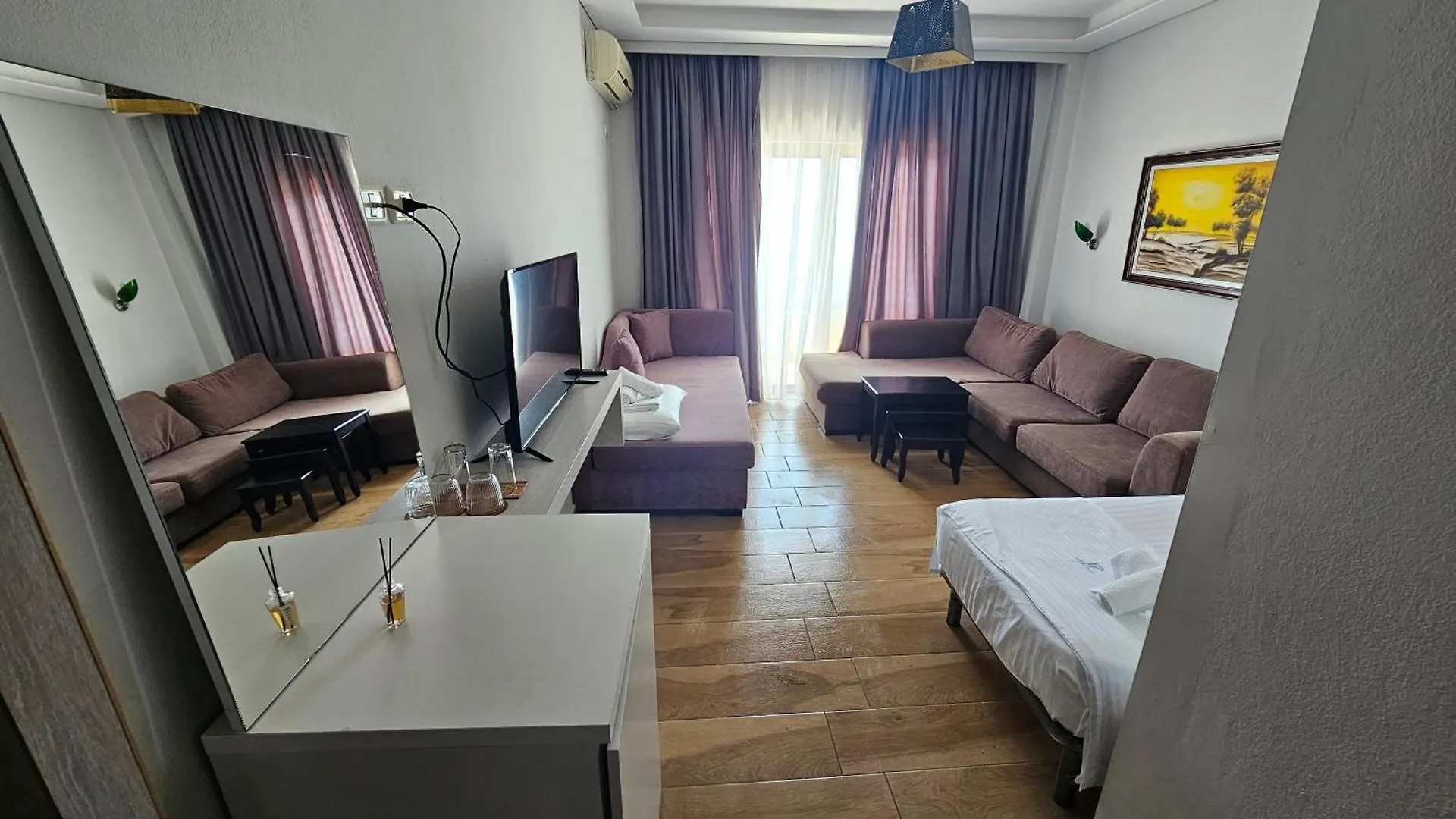 Hotel Pini Sarande 3*,  Albania