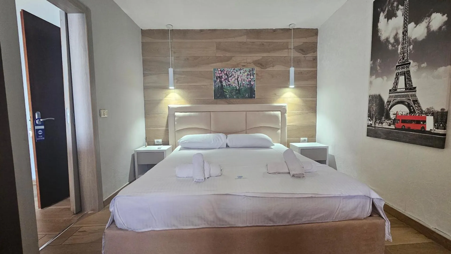 Hotel Pini Sarande 3*,  Albania